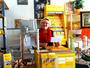 Helga Brune in ihrer kleinen Postfiliale